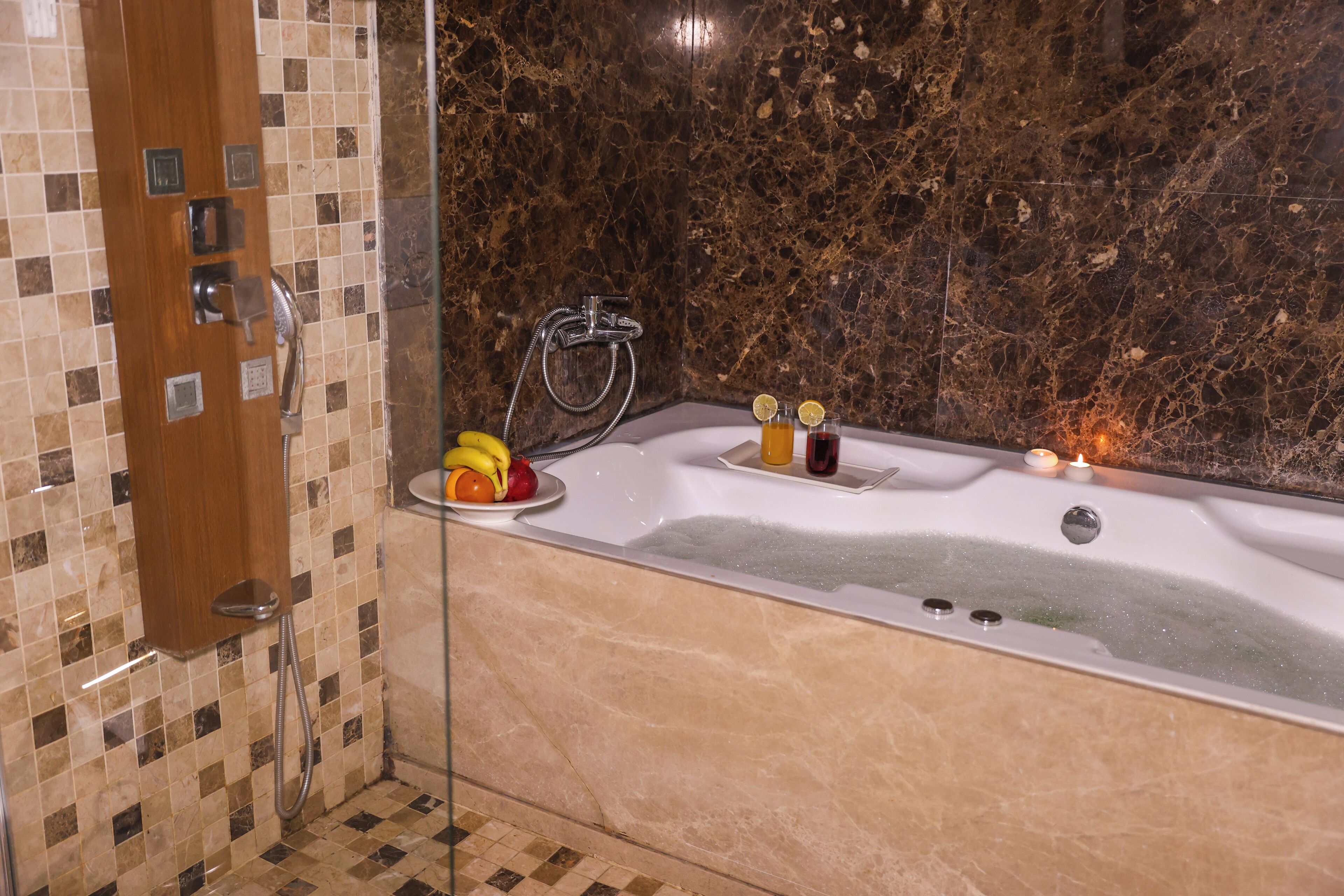 Luxe kamer | Badkamer | Een douche, een haardroger, pantoffels, handdoeken