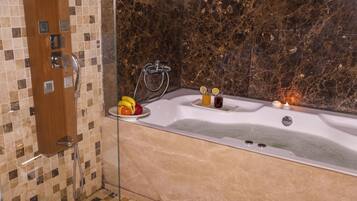 Luxe kamer | Badkamer | Een douche, een haardroger, pantoffels, handdoeken