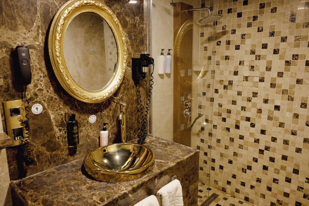 Standard Triple Room | Badezimmer | Dusche, Haartrockner, Hausschuhe, Handtücher