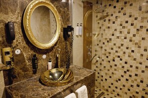 Standard Triple Room | 浴室 | 淋浴设施、吹风机、拖鞋、毛巾