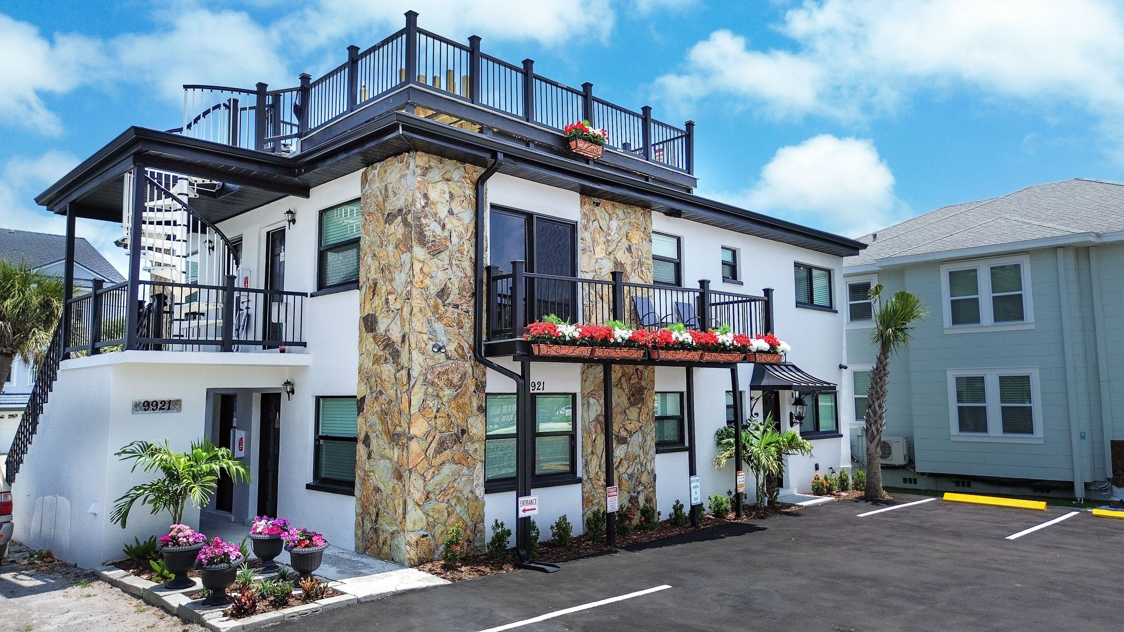 ☀️Great Location-Across the Street from Beach-Full 4 Plex Nautilus☀️