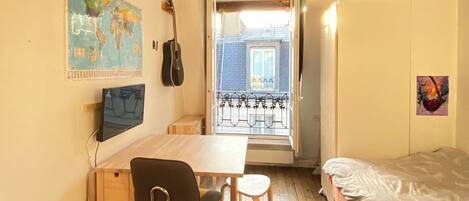 Iron/ironing board, WiFi, bed sheets