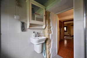 Suihku, hiustenkuivaaja, pyyhkeet