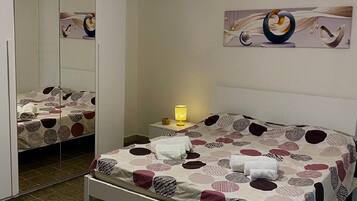 2 Schlafzimmer, BĂŒgeleisen/BĂŒgelbrett, WLAN, BettwĂ€sche