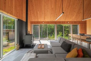 Chimenea, libros, estéreo y oficina 