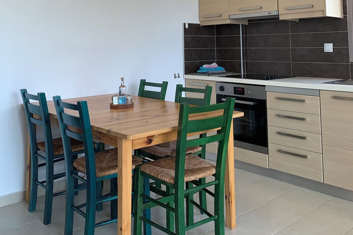 Appartamento Comfort | Cucina privata | Frigorifero con congelatore, microonde, forno, piano cottura