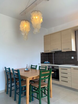 Appartement Confort | Cuisine privée | Grand réfrigérateur, micro-ondes, four, plaque de cuisson