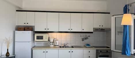 Departamento estándar, 2 habitaciones, vista al mar | Cocina privada | Refrigerador con congelador, microondas, horno y parrilla de estufa