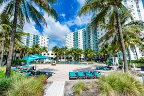 Terrace/patio - Beachfront Apt | Hollywood, 6th Floor + Pool (Hollywood)