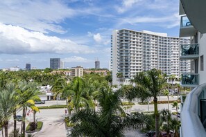 Property grounds - Beachfront Apt | Hollywood, 6th Floor + Pool (Hollywood)