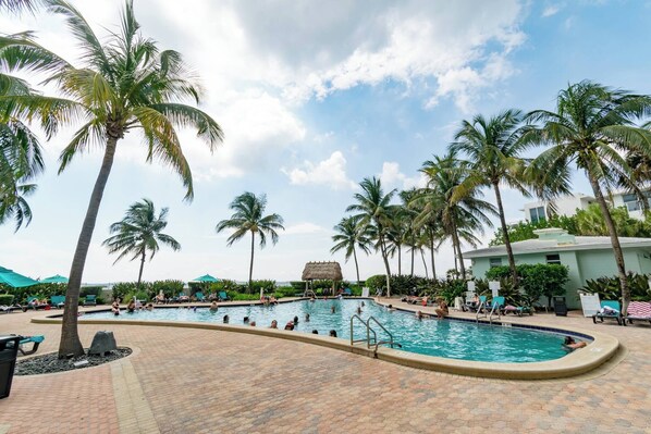 A heated pool - Beachfront Apt | 16th Floor + Heated Pool (Hollywood)