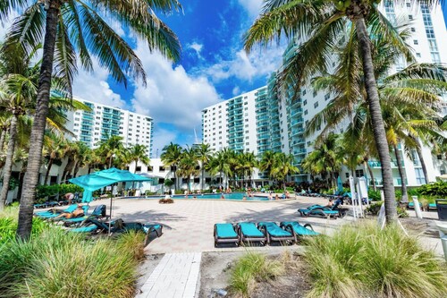 Beachfront Apt | 16th Floor + Heated Pool
