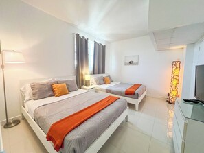 1 bedroom, travel cot, free WiFi - Beachfront Apt | 16th Floor + Heated Pool (Hollywood)