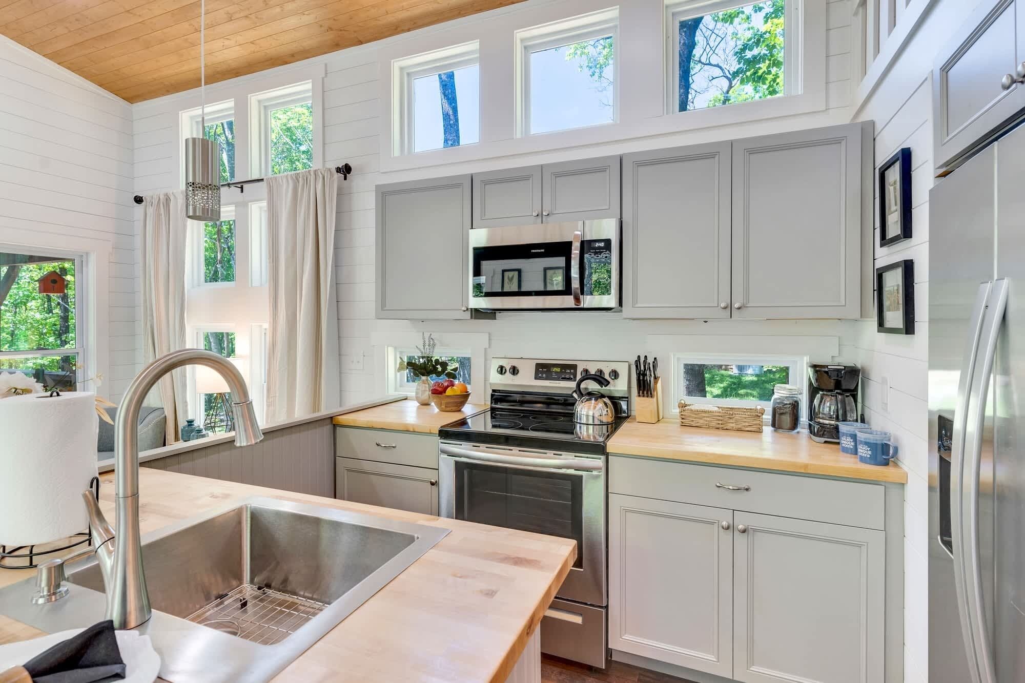 Geladeira, micro-ondas, fogão, cooktop