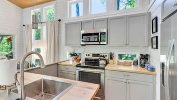 Geladeira, micro-ondas, fogão, cooktop