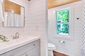 Shower, hair dryer, towels - Fern Cottage in Menlo, GA! (Dade County)