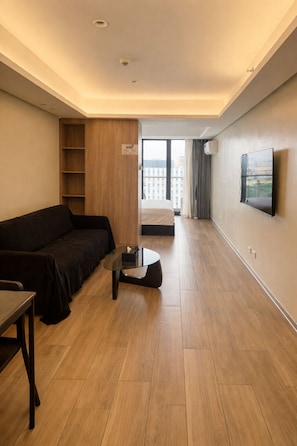 Comfort Apartment, 1 King Bed, City View