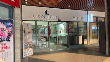 Une entrée d’hôtel moderne avec une enseigne indiquant « L-CONDOLET ».