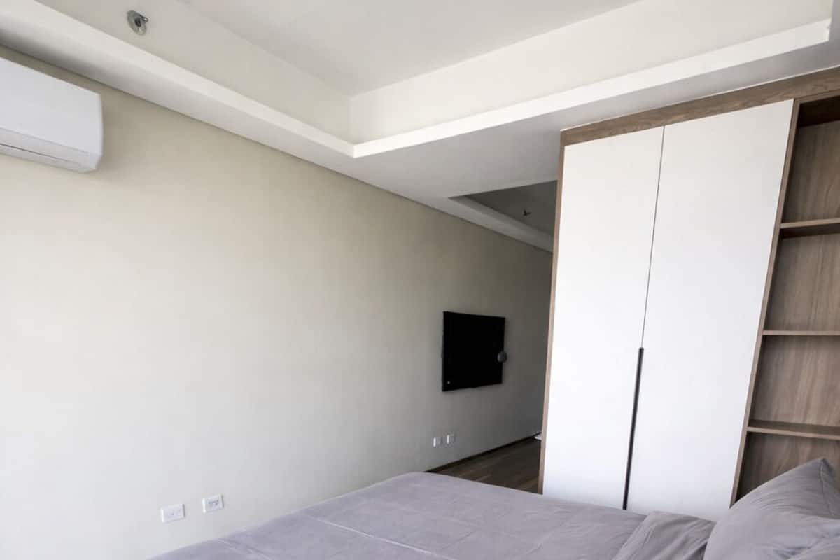 Premium bedding, down comforters, memory foam beds, free minibar items