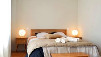 4 bedrooms, desk, iron/ironing board, travel crib