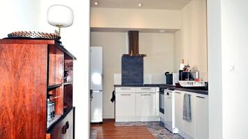 KĂŒhlschrank, Mikrowelle, Ofen, Herdplatte