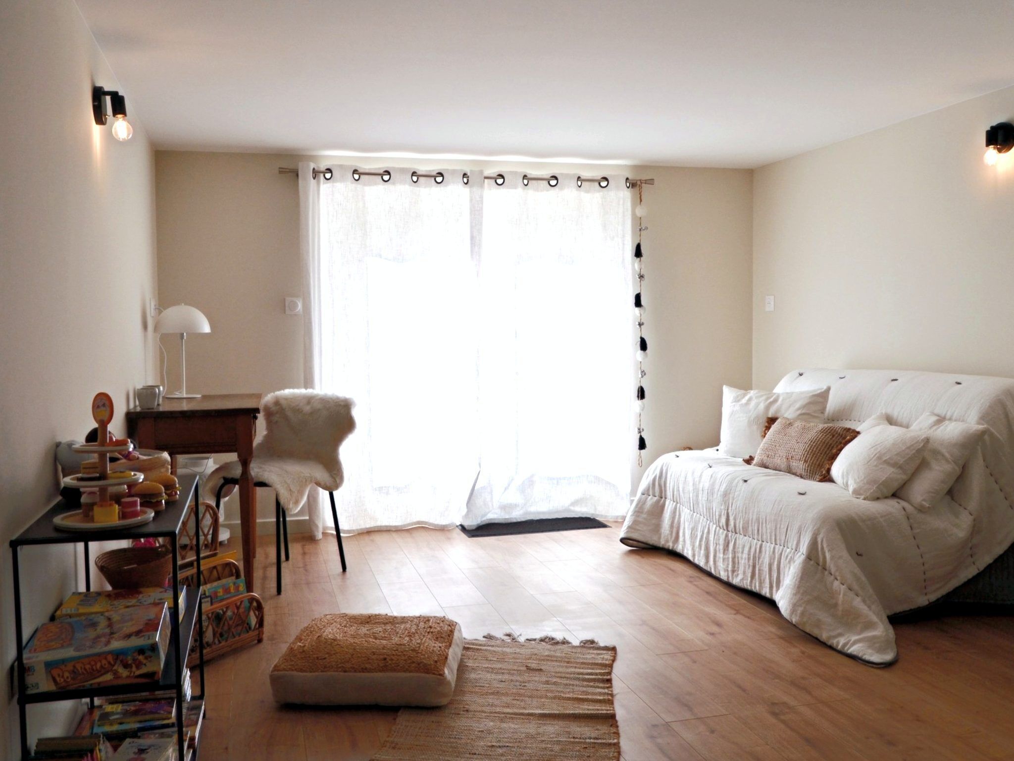 4 bedrooms, desk, iron/ironing board, travel crib