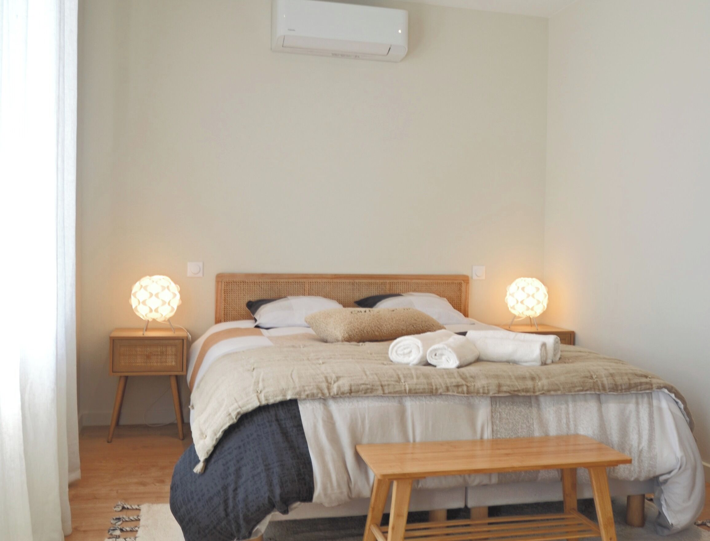 4 habitaciones, escritorio y tabla de planchar con plancha 