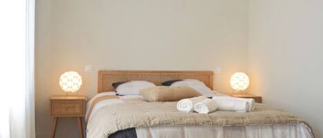 4 soverom, skrivebord, strykejern/-brett og reiseseng for barn