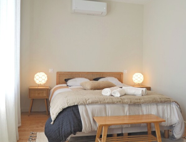 4 chambres, bureau, fer et planche à repasser, lit parapluie