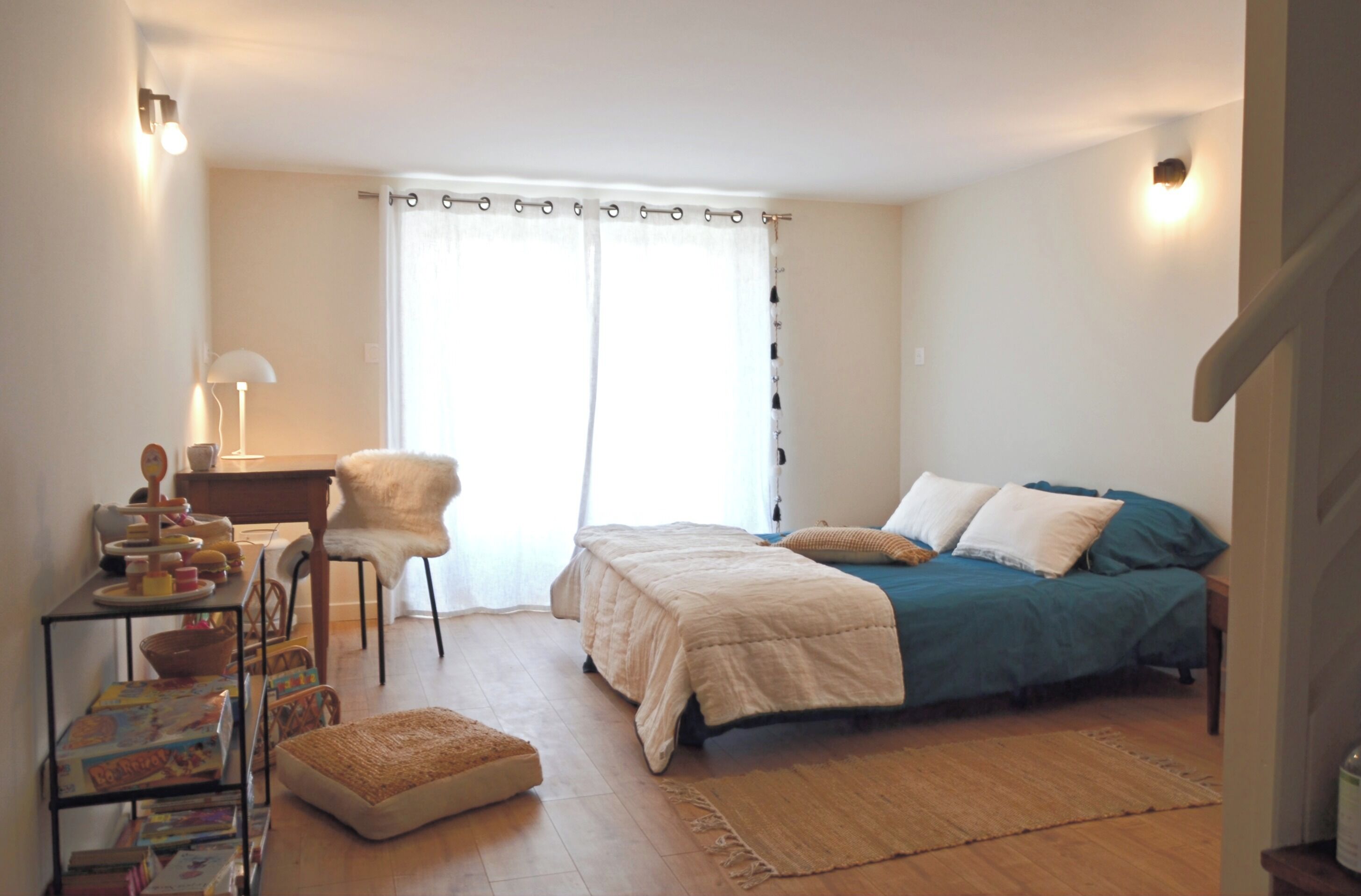 4 chambres, bureau, fer et planche à repasser, lit parapluie