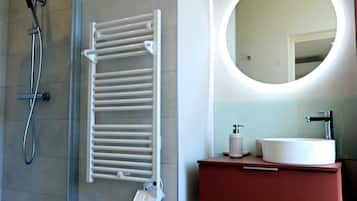 Dusche, kostenlose Toilettenartikel, Haartrockner, Handtücher