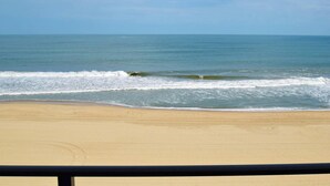 Ein Strand mit freiem Blick auf das Meer und einem sandigen Ufer.