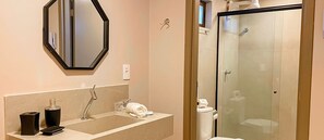 Deluxe Apartment | Bathroom | Hair dryer, towels, soap, shampoo - Flat FM20 Cabo Branco Waves - By Almare (João Pessoa)