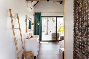 Caja fuerte, cortinas opacas, tabla de planchar con plancha