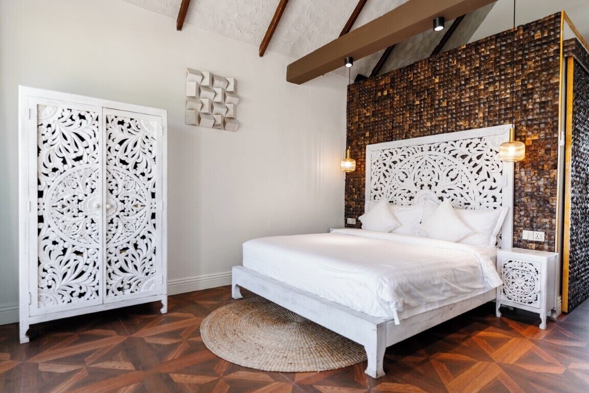 Cofres nos quartos, cortinas blackout, ferros/tábuas de passar roupa