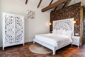 Cofres nos quartos, cortinas blackout, ferros/tábuas de passar roupa