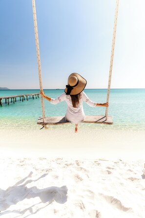 En privat strand, hvidt sand, gratis strandhytter, liggestole