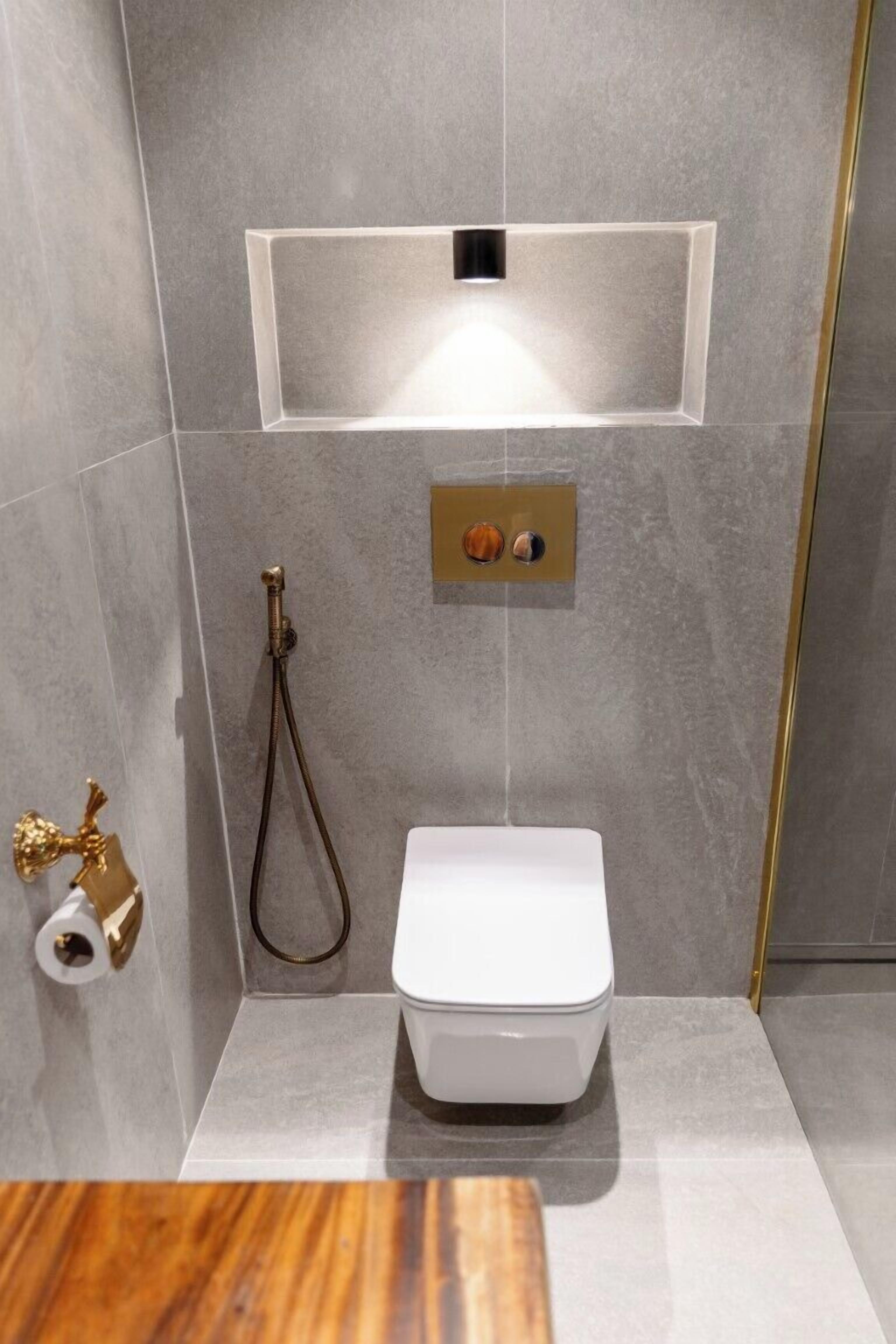 Un baño moderno con inodoro, ducha y lavamanos.