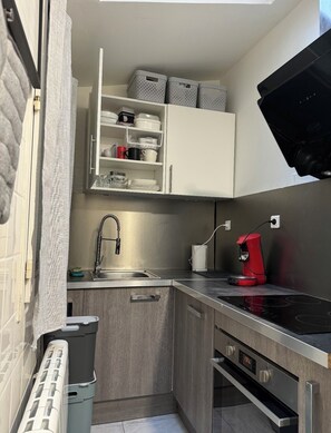 Een koelkast, een microgolfoven, een oven, een kookplaat