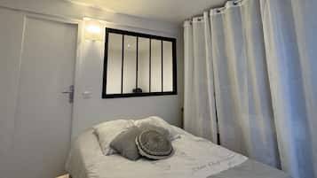 1 habitación, escritorio, tabla de planchar con plancha y cuna de viaje