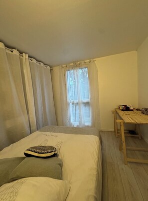 1 makuuhuone, työpöytä, silitysrauta/-lauta, vauvan matkasänky