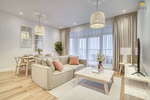 Un salon moderne avec un canapé, une table basse et un coin repas.