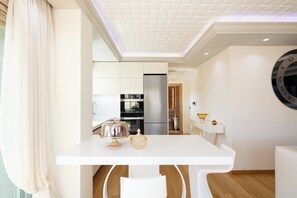 Ni President Suite | Living area | TV - DeMaNi President Suites (Sitia)