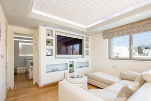 Ni President Suite | Zona de estar | Una televisión