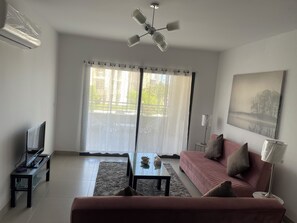 Smart TV - main swimming pool, beach, Marina, shopping, dining and night life,… are 2 steps (Sidi abdel Rahman)