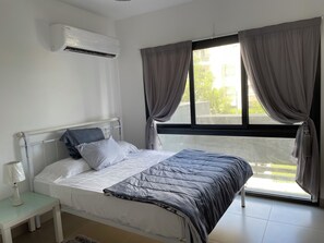 1 bedroom, iron/ironing board, free WiFi, bed sheets - main swimming pool, beach, Marina, shopping, dining and night life,… are 2 steps (Sidi abdel Rahman)