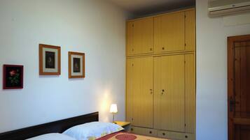 2 bedrooms, iron/ironing board, bed sheets