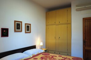 2 bedrooms, iron/ironing board, bed sheets