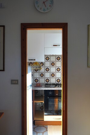 Fridge, oven, stovetop, cookware/dishes/utensils