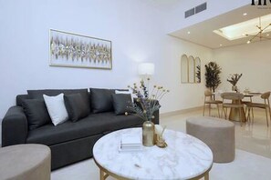 TV - Cosy 1 Bed in Al Warqa (Dubai)